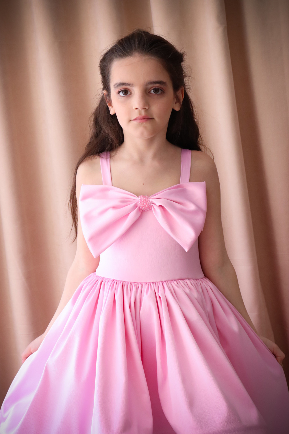 Fustan Pembe me fluter në gjoks